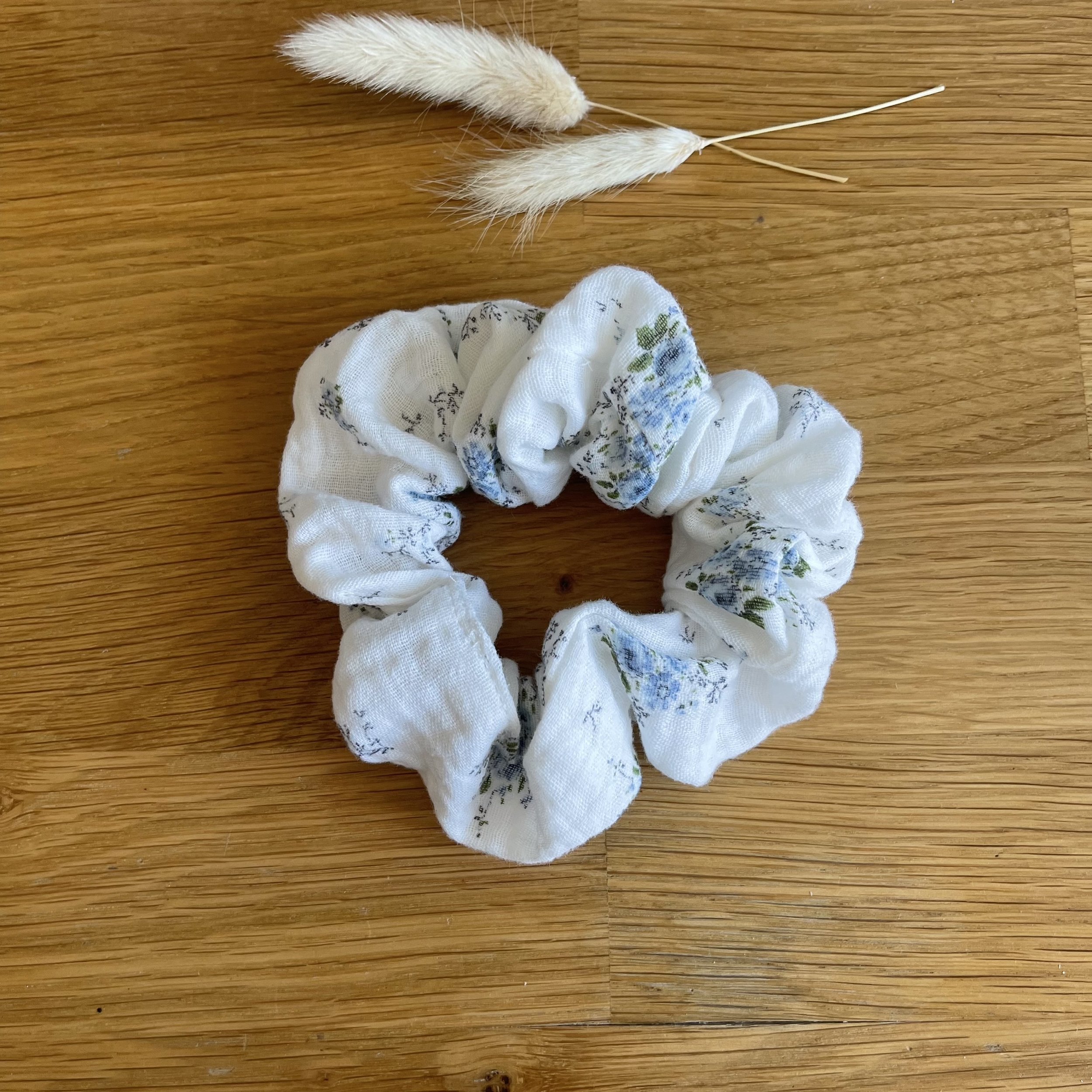chouchou double gaze blanc motif fleur romantique bleu