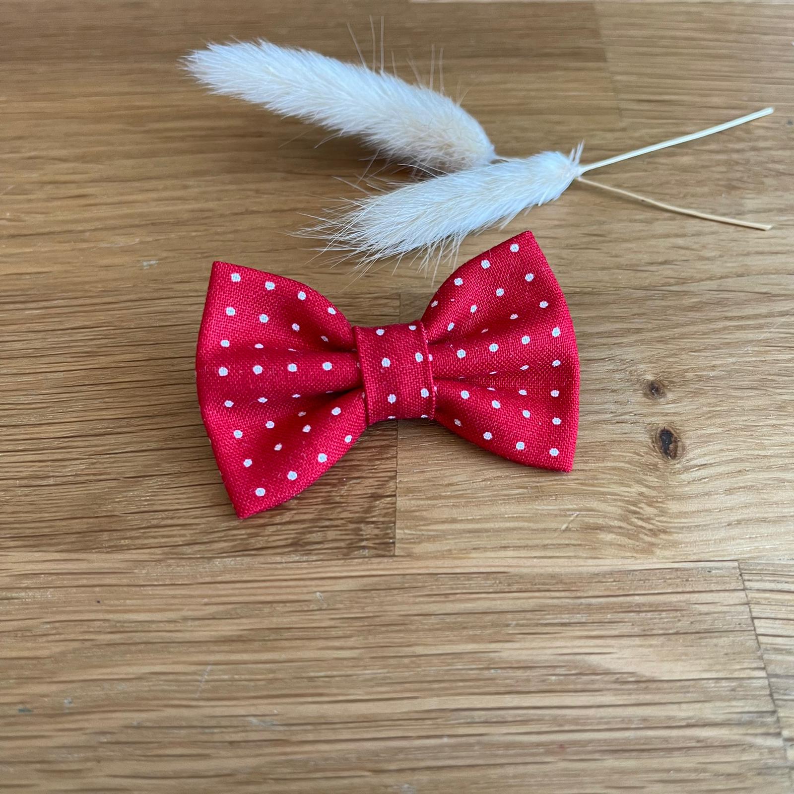 Barrette anti glisse couleur rouge motif petit pois blanc