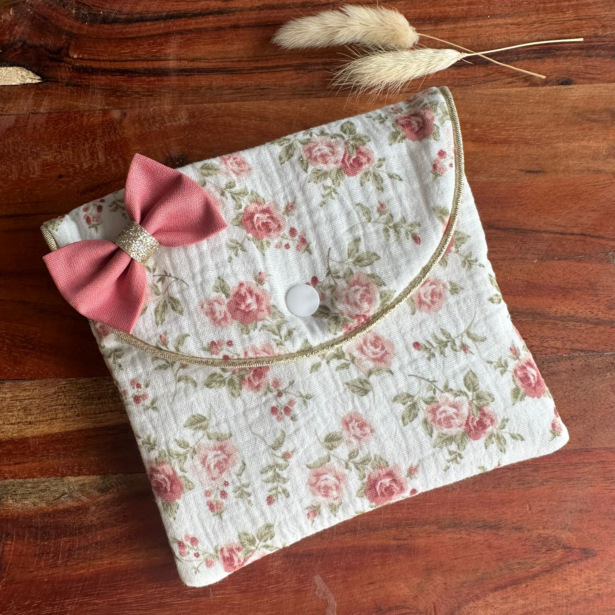 Pochette barrettes double gaze blanc motif fleur rose