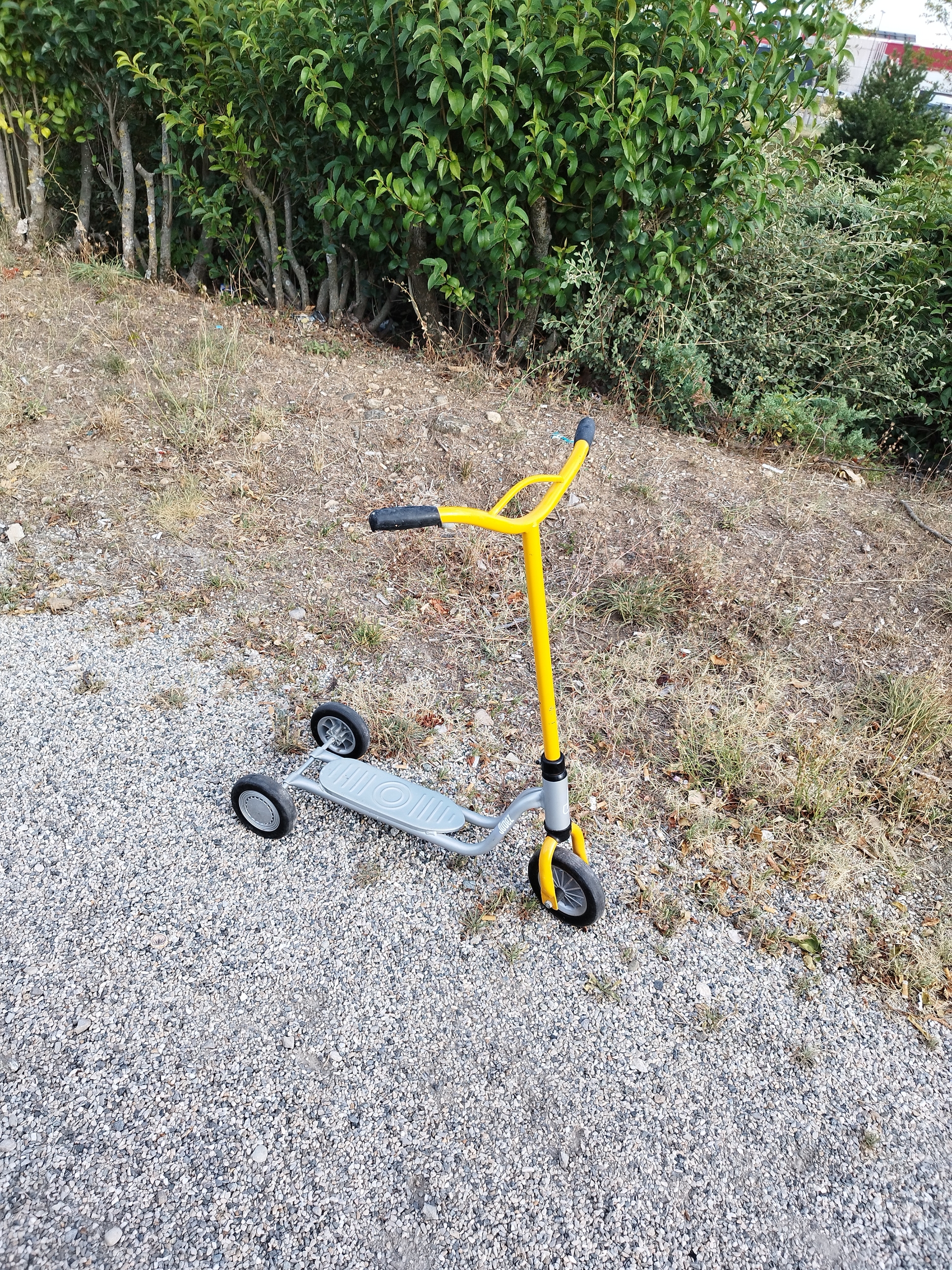 Trottinette trois roues enfant vue latérale