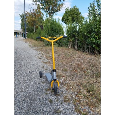 Trottinette trois roues enfant vue face