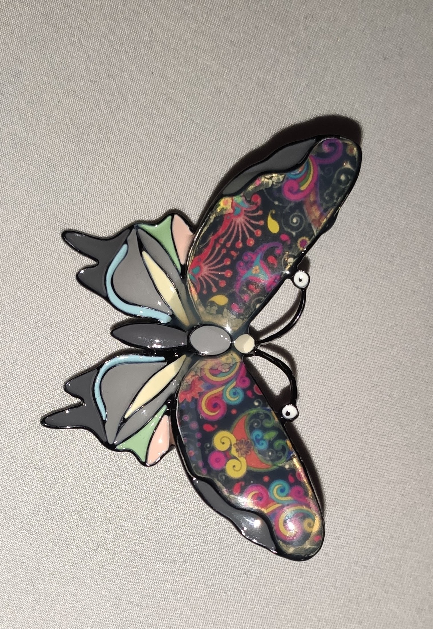 broche papillon multicolore