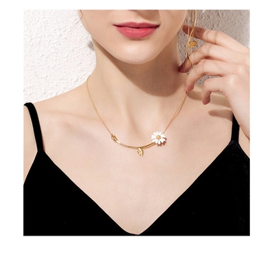 collier pendentif branche marguerite