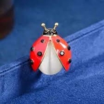 broche coccinelle nacrée