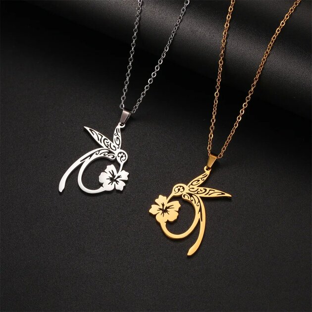 Collier Long Vintage Doré Avec Pendentif Cage à Oiseau Et Coccinelle - Émaillé - Occasion En Très Bon état (66-70 Cm)